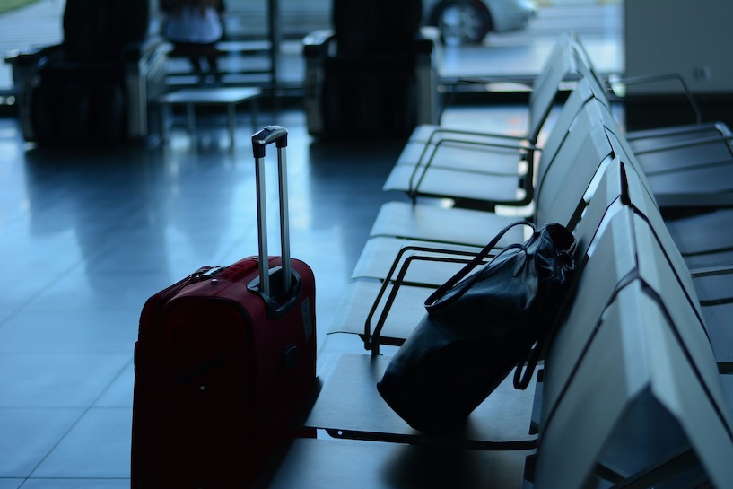 Verspätungen oder Annullierungen von Flügen sind meist ärgerlich und mit Kosten verbunden Gepäck, Flughafen, warten, Flug, Verspätung