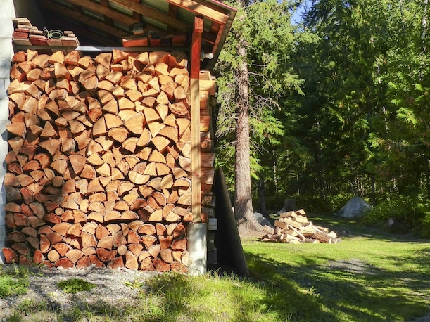 Zeitaufwendiges Holzstapeln ist nicht nötig, bestellen Sie Ihr Kaminholz bei den Holzbuben. Brennholz, Kaminholz