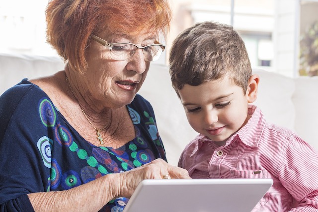 Tablet, Oma, Großmutter, Enkel, Online-Shop, Internet, Touchscreen