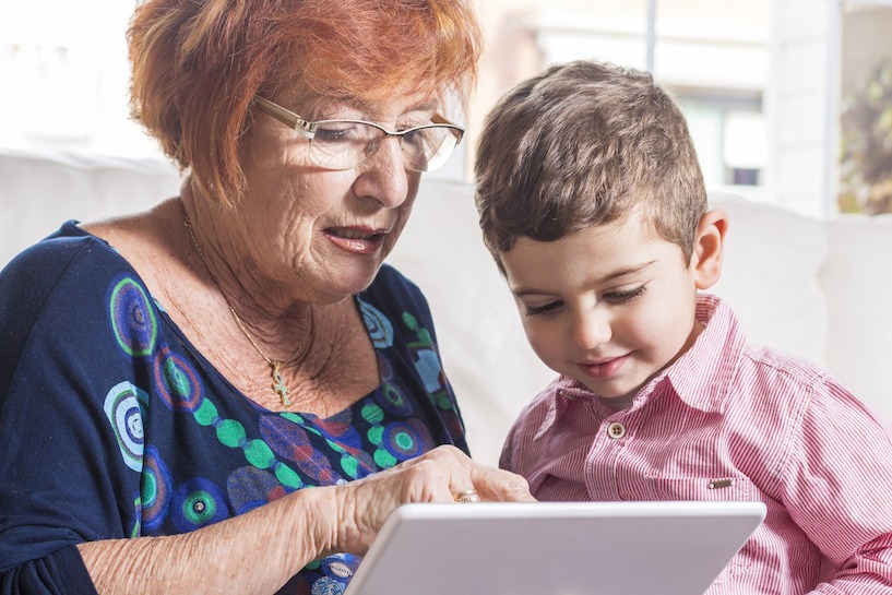 Tablets verbinden mit ihren Funktionen Generationen. Tablet, Oma, Großmutter, Enkel, Online-Shop, Internet, Touchscreen