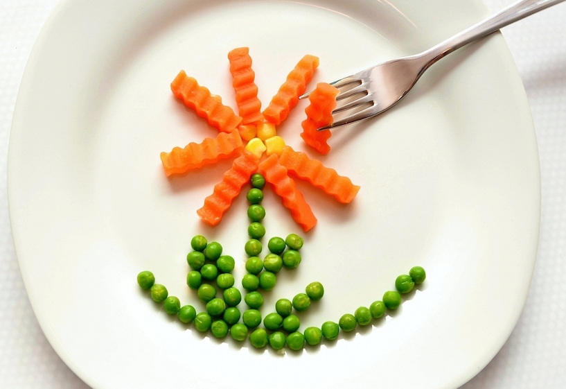 Eine ausgewogene Ernährung ist wichtig, auch im Alter. Nahrung, Essen, Ernährung, Teller, Möhren, Erbsen, Gabel, Gemüse