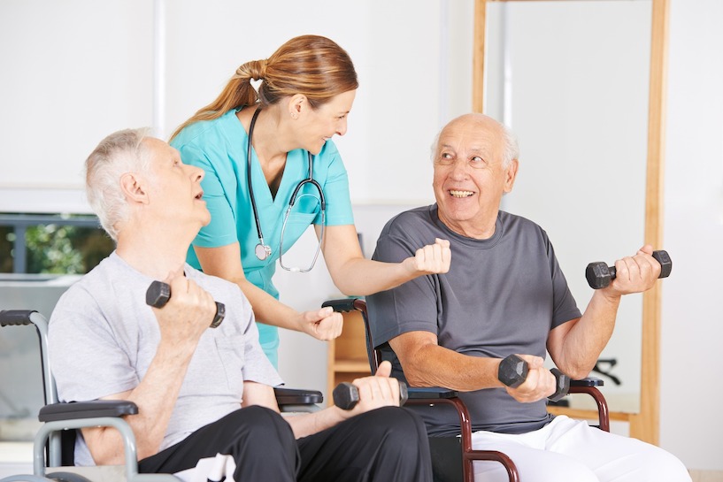 In betreuten Wohnkonzepten für Senioren kann auch die Freizeitgestaltung entsprechend geplant werden. Pflege, Senioren, Sport, Gesundheit, Training, Kraft, Pflegerin, Pflegekraft, Behinderung