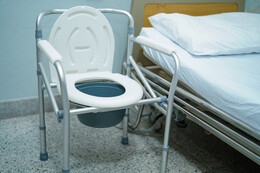Toilettenstuhl: Preise & Zuschuss der Krankenkasse - Tipps für Senioren