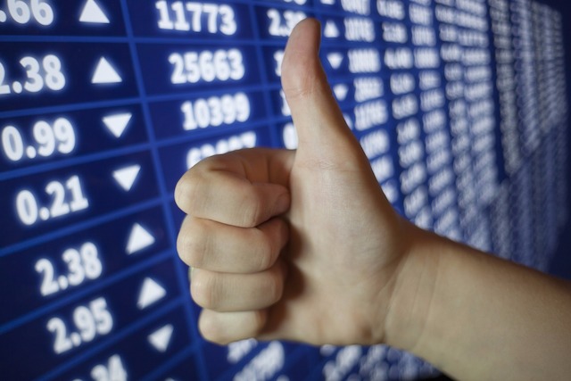 Daumen hoch, Börse, Kurse, Gewinn, Aktien, Finanzmarkt, Finanzen