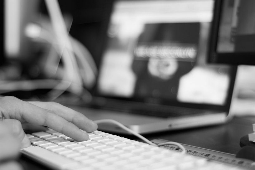 Der Umgang mit dem Computer hält fit und erleichtert oftmals den Alltag. PC, Computer, Tastatur