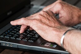 Computerkurse für Senioren: Tipps und Angebote zu Lehrgängen für Anfänger an PC & Co.