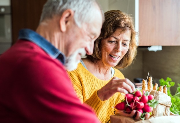 Senioren, Paar, Radieschen, Ehe, Kochen, Pullover, Ernährung, Kreuzblütengewächs, scharf