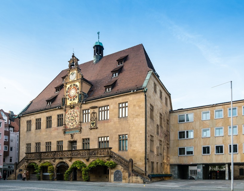 Das Rathaus in Heilbronn wurde nach historischem Vorbild zwischen 1950 und 1953 wieder aufgebaut. Heilbronn, Rathaus, Gebäude, Astronomische Kunstuhr, Freitreppe, Arkaden