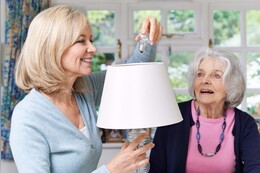 Seniorenbetreuung in Hamburg: Top-10-Anbieter für private Altenhilfe in stundenweiser & 24-Stunden-Betreuung