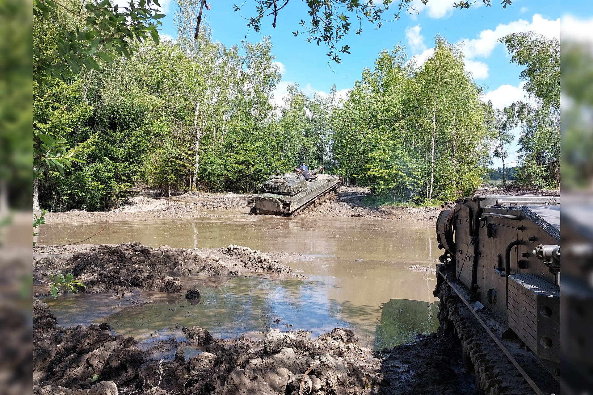 2S1-Panzerhaubitze-122 mm fahren