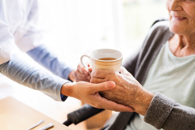 Senior, Betreuung, Tasse, Hilfe, Pflege, Hände, Getränk, trinken, helfen, alt