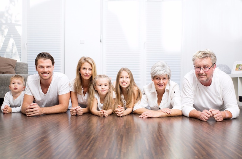 Familie im Mehrgenerationenhaus. Bild zum Artikel: Mehrgenerationenhaus | Generationskonflikte | Vorteile | Nachteile